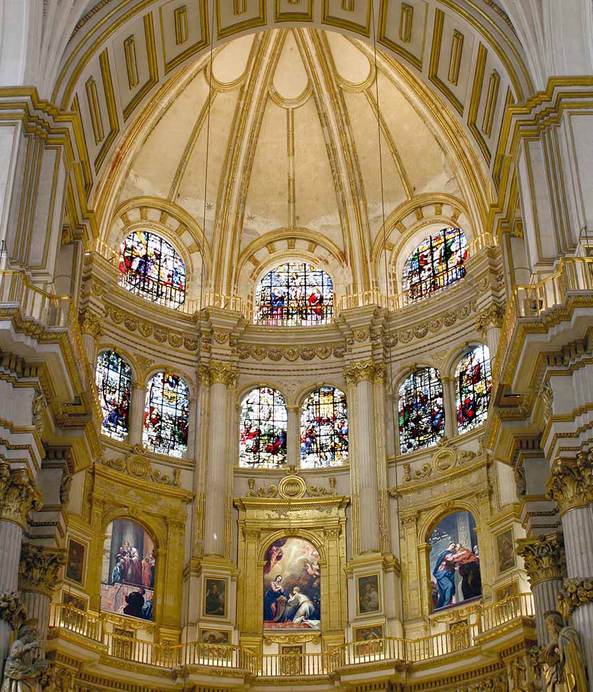 Grupo de viajeros durante una ruta cultural en Granada